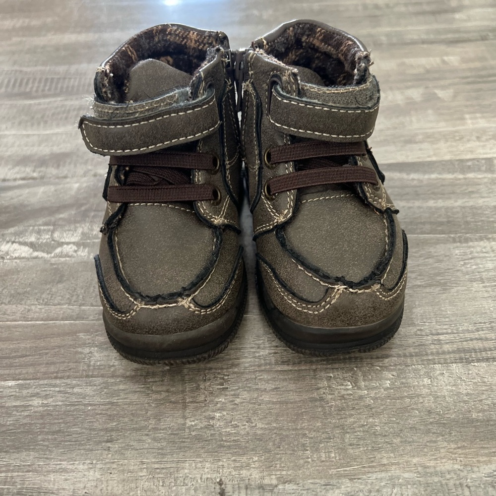 NWOT infant/toddler size 5 boots